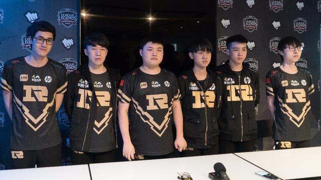 而黄蜂则依 而黄蜂则依