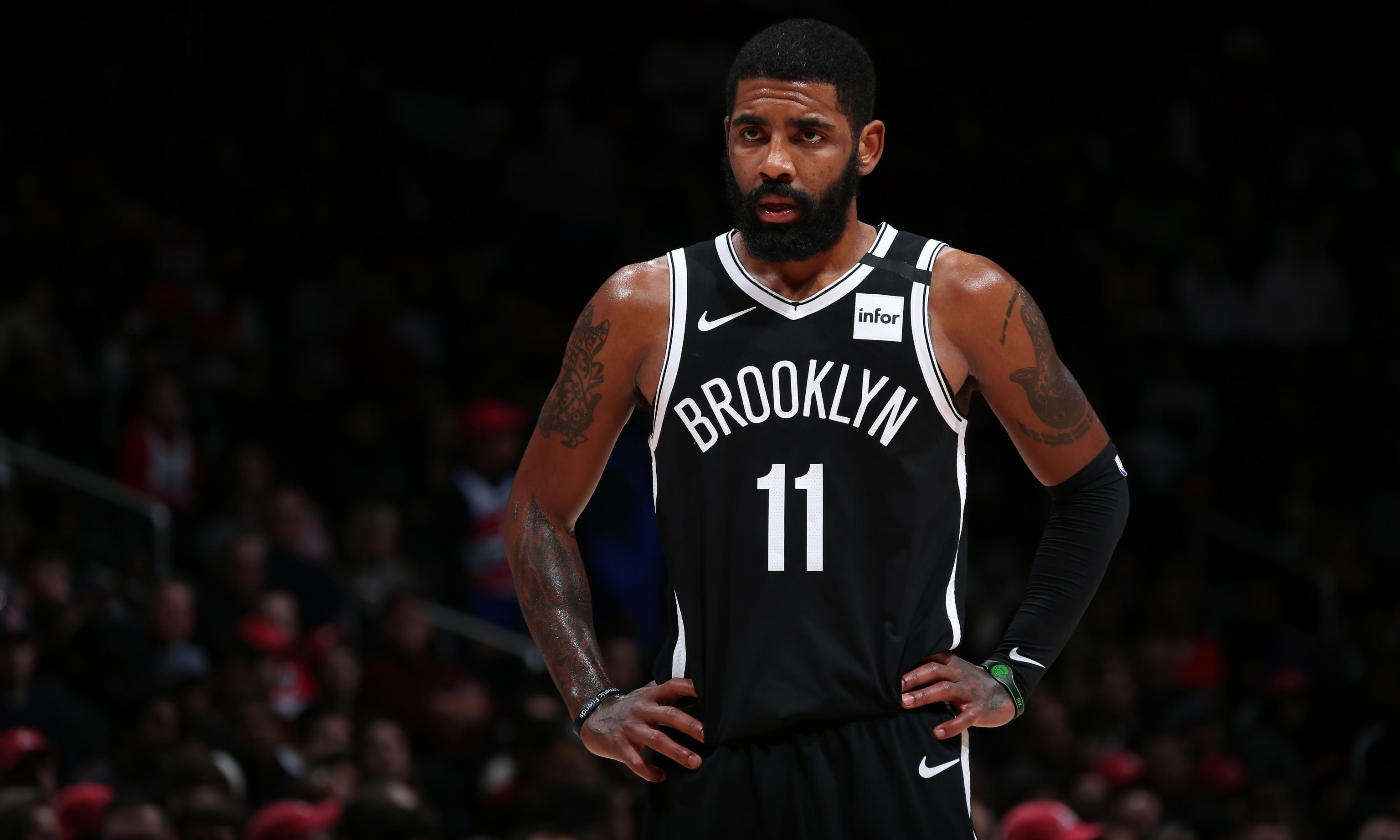 正透露着牌 正透露着牌